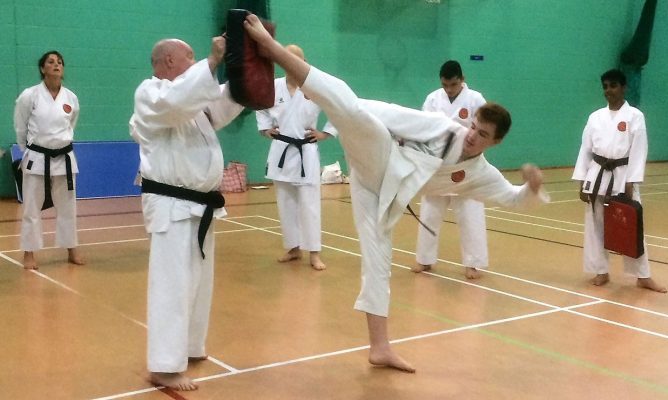 Karate Masters - James kick pad p6zzgmm2qhep3g3t9lsf9orkevskmma75w5awuyry8 James-kick-pad